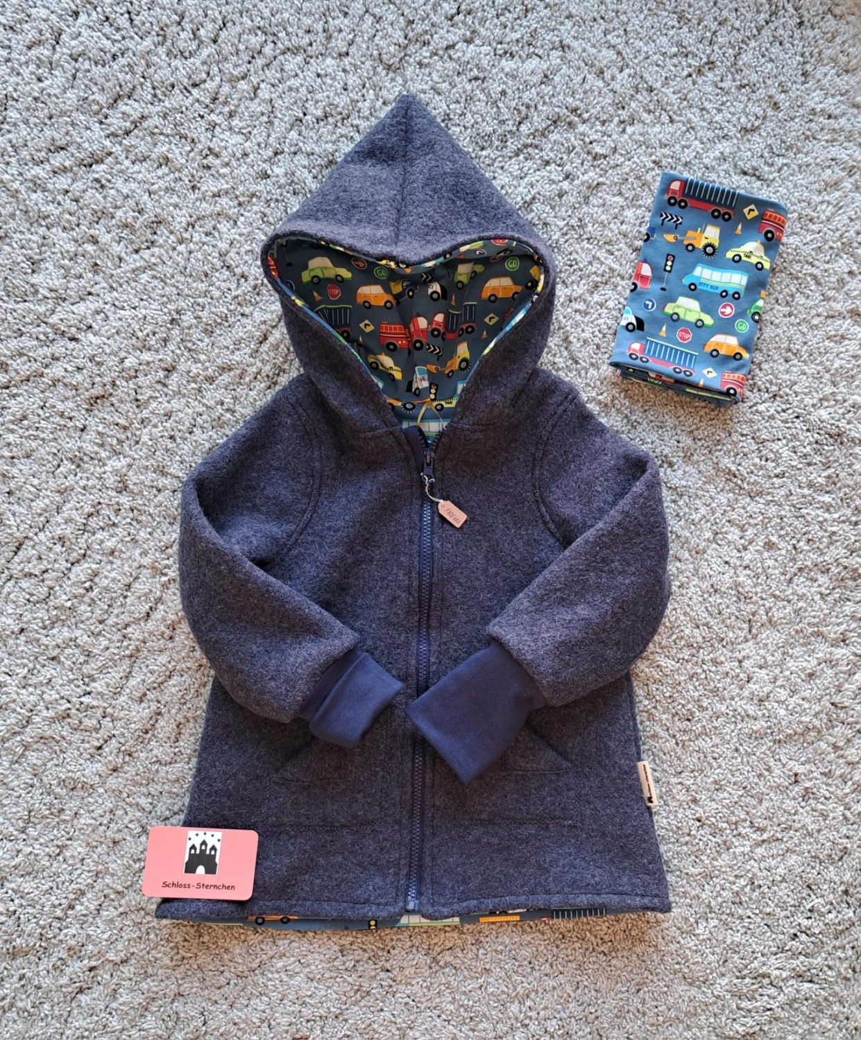 Walkjacke in Graublau mit Kapuze, Fahrzeugmuster im Innenfutter und passendem Halstuch