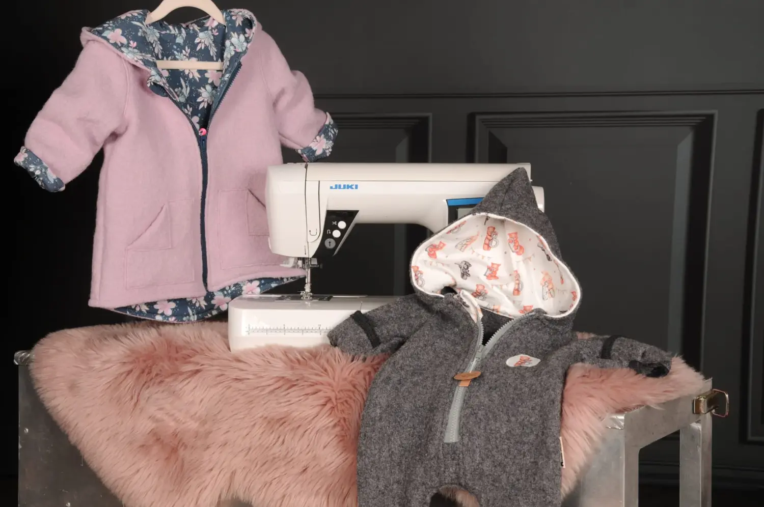 schloss-sternchen, Hoodies und Nähmaschine auf Tisch