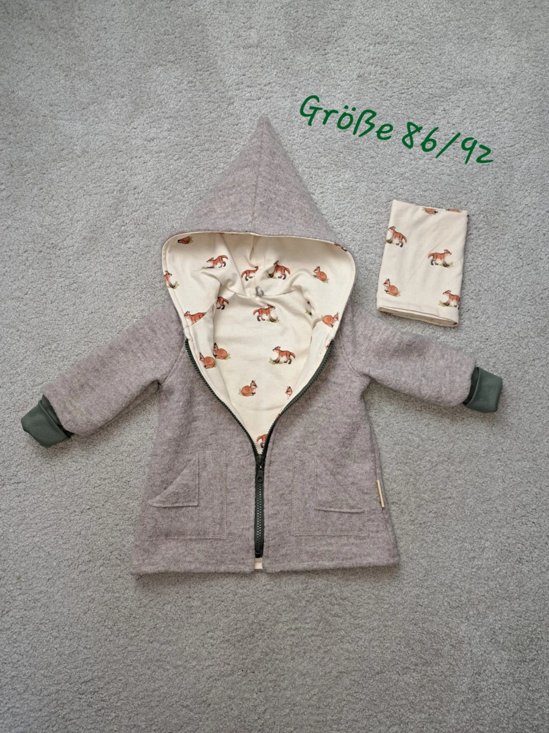 Walkjacke in Graubeige mit Kapuze, Fuchsmuster im Innenfutter und passendem Halstuch, Größe 86 bis 92