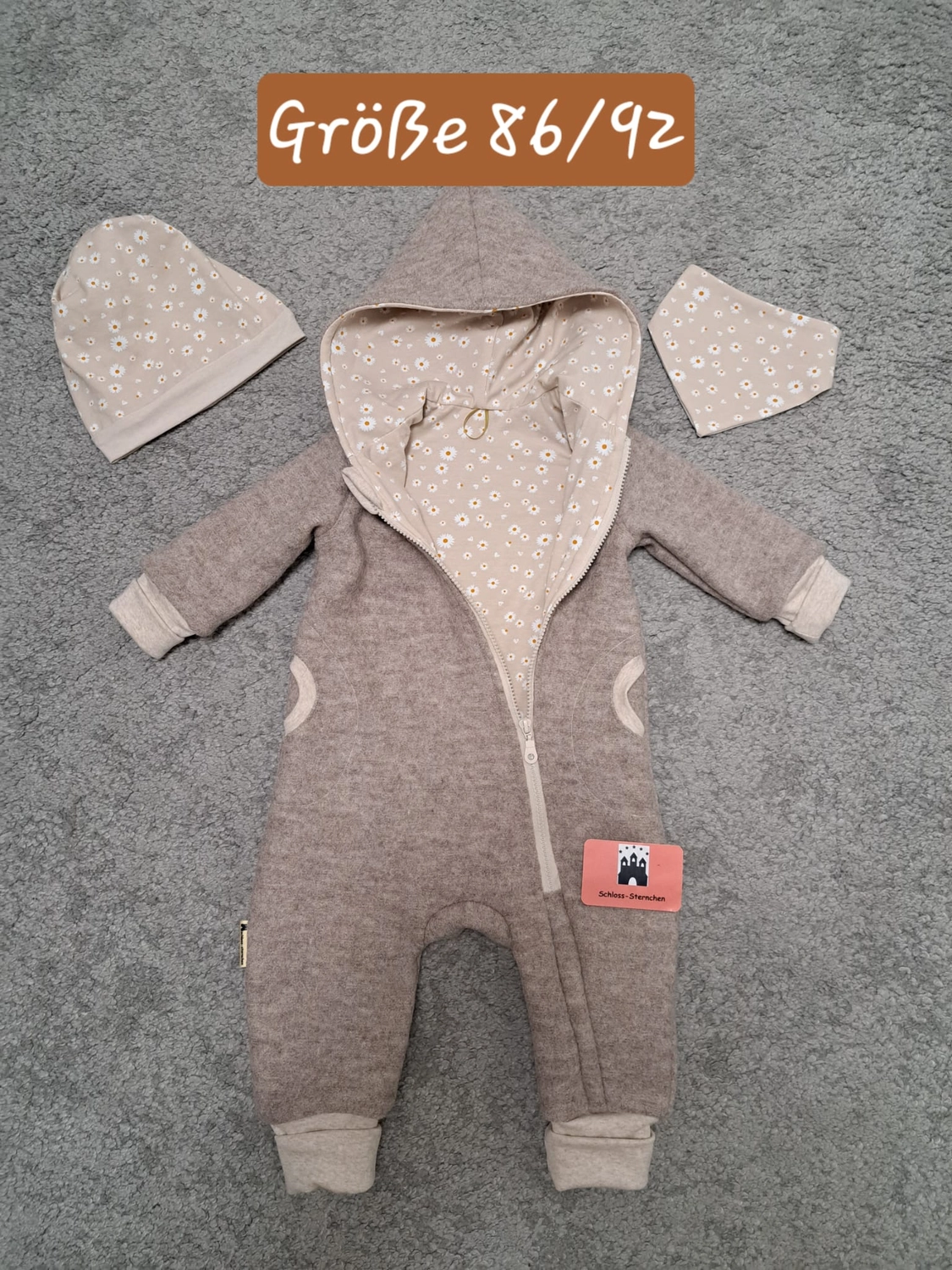 Walkanzug in Beige mit Kapuze, Gänseblümchen-Innenfutter, passender Mütze und Halstuch, Größe 86 bis 92