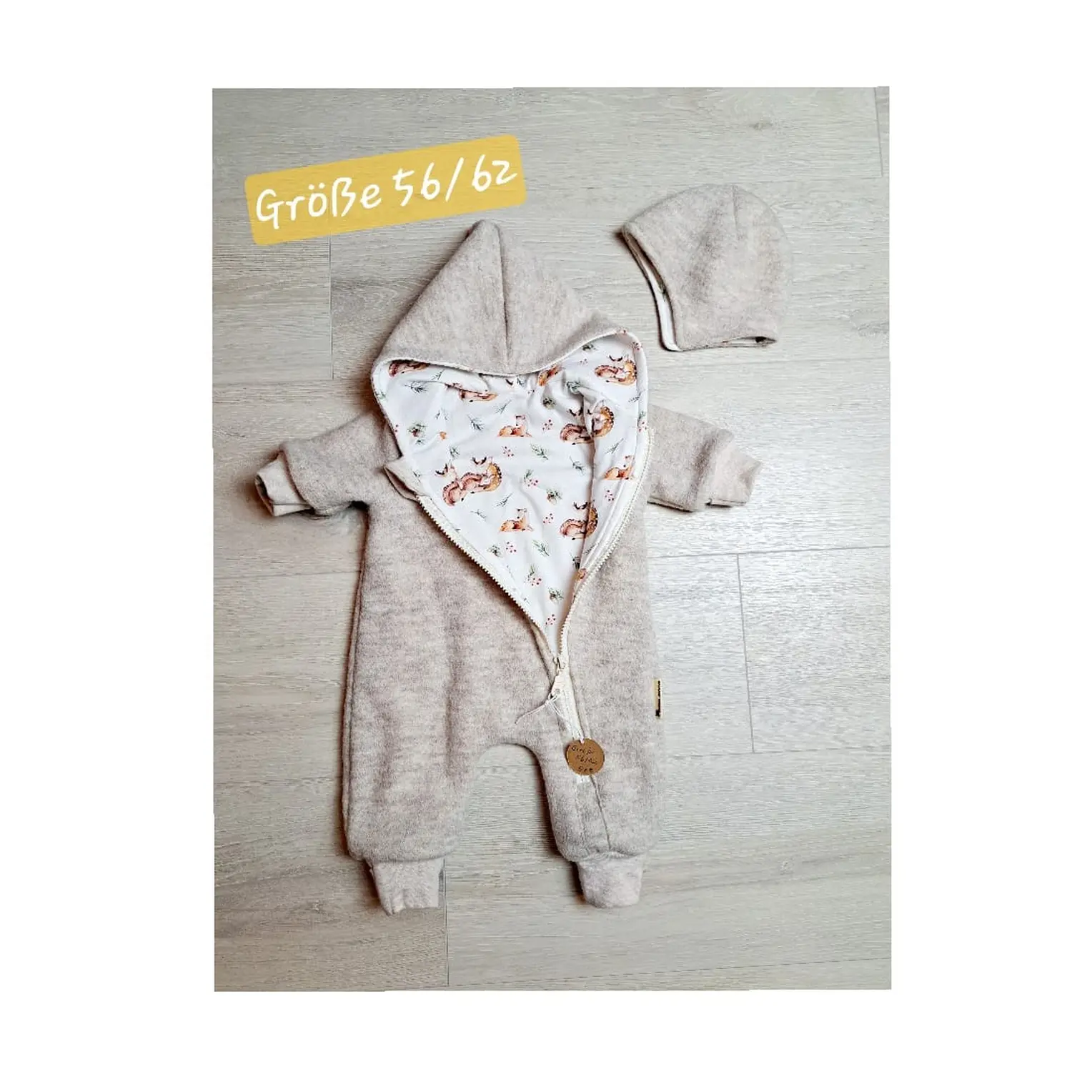 Walkanzug in Beige mit Fuchsmuster im Innenfutter, passendem Mützchen und Halstuch, Größe 56 bis 62