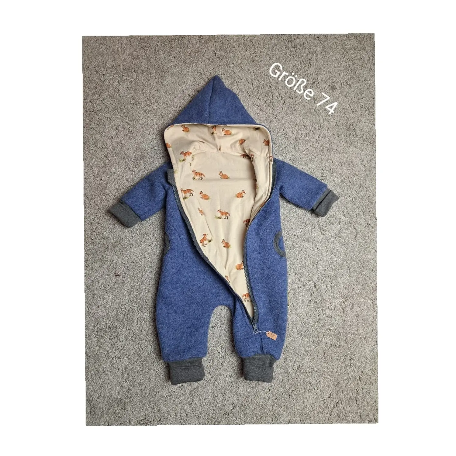 Walkanzug in Jeansblau mit Kapuze und Fuchsmuster im Innenfutter, Größe 74
