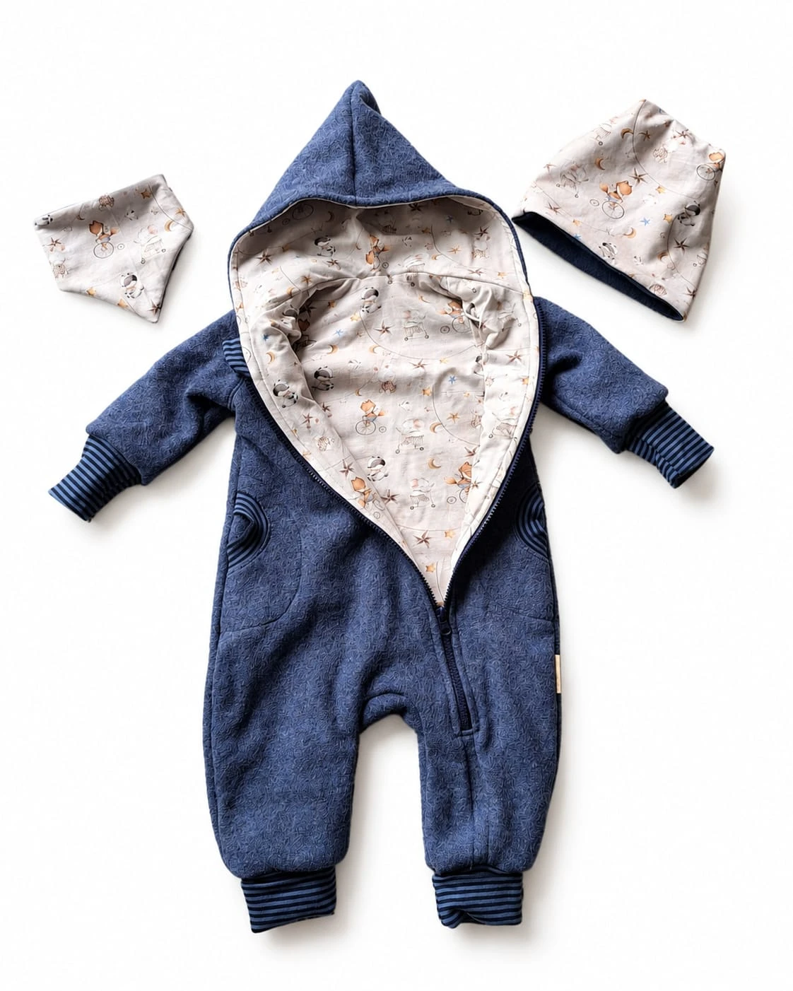 Walkanzug in Jeansblau mit Kapuze, Sterne- und Tiermuster-Innenfutter, passender Mütze und Halstuch
