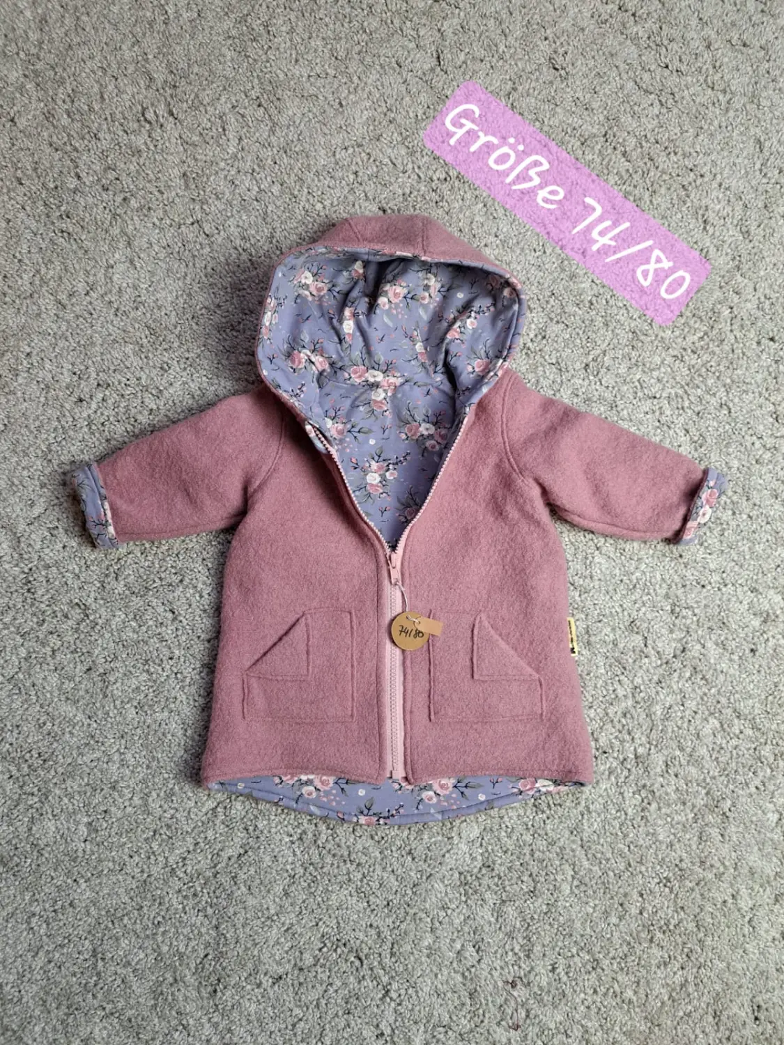 Walkjacke in Altrosa mit Kapuze und blaugrau geblümtem Innenfutter, Größe 74 bis 80