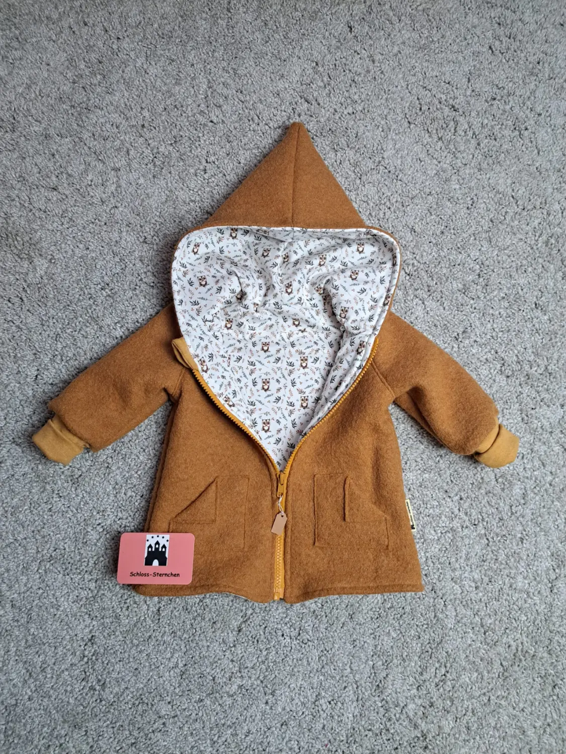 Walkjacke in Senfgelb mit Kapuze und hellem Eulenmuster im Innenfutter