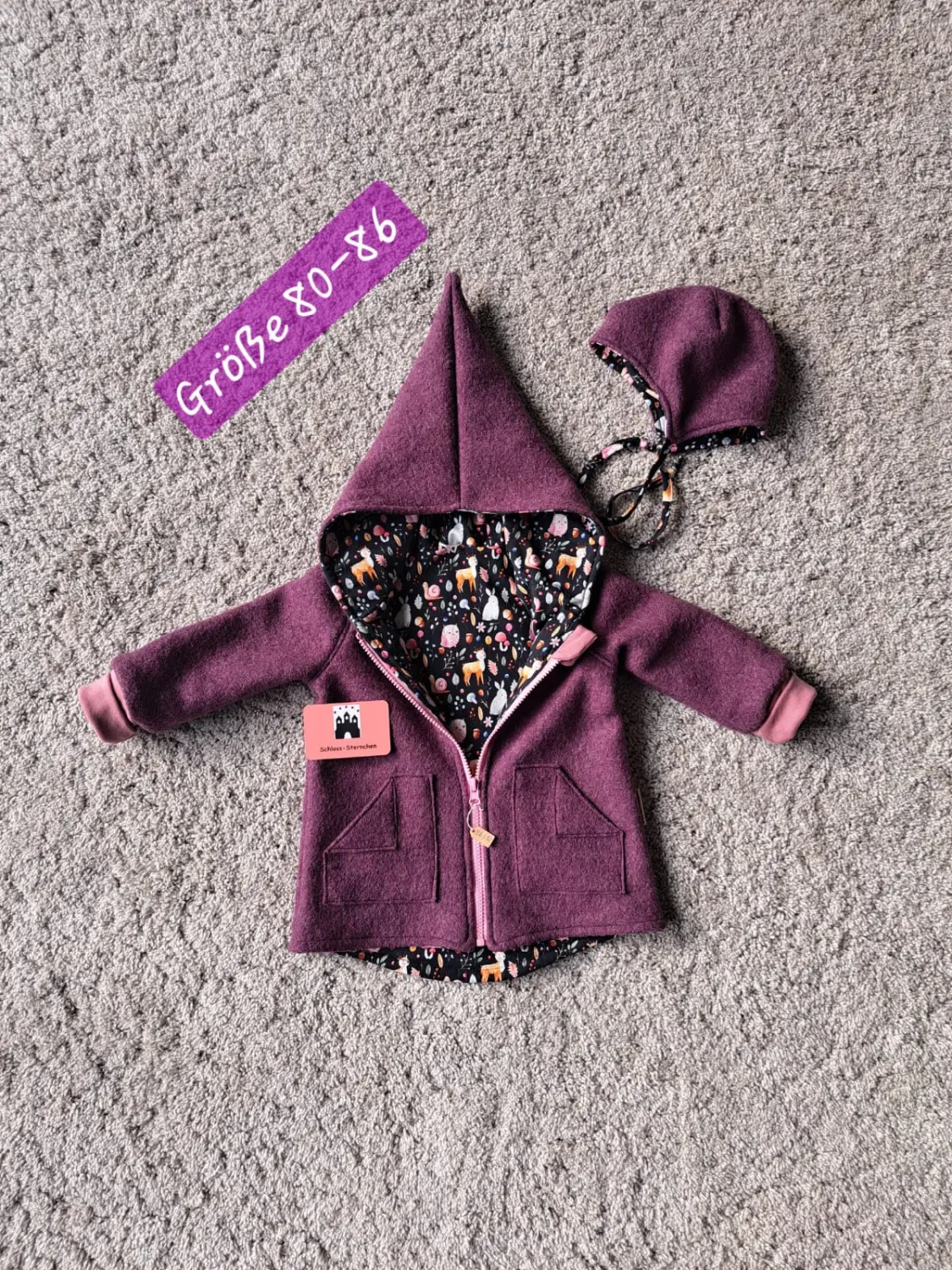 Walkjacke in Beere mit Kapuze, dunklem Blumenmuster im Innenfutter und passender Mütze, Größe 80 bis 86