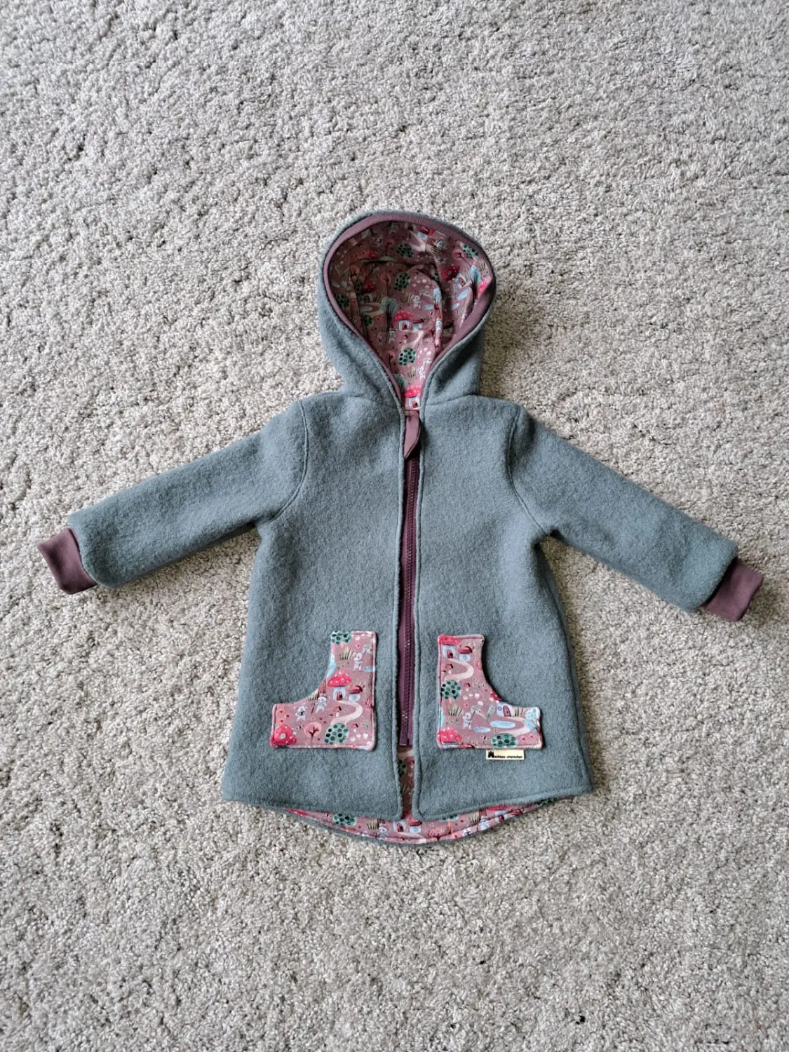 Walkjacke in Salbeigrün mit Kapuze, geblümtem Innenfutter und passenden Taschenapplikationen