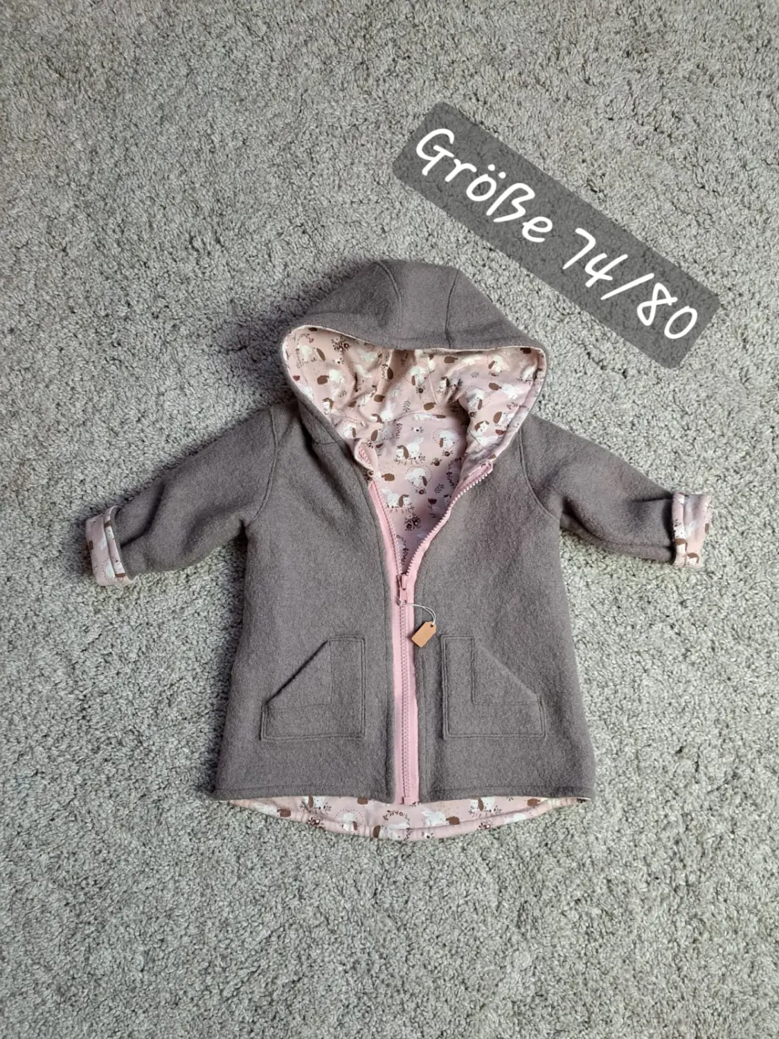 Walkjacke in Taupe mit Kapuze, rosa gemustertem Innenfutter und rosa Reissverschluss, Größe 74 bis 80