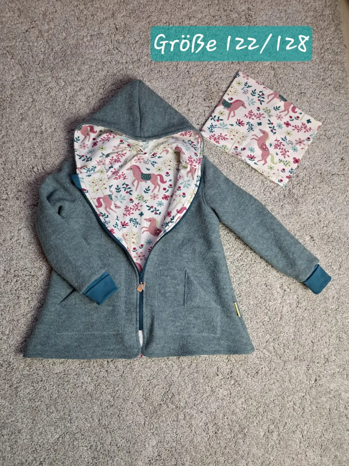 Walkjacke in Graublau mit Kapuze, Innenfutter mit Pferden und Blumen, passendem Halstuch, Größe 122 bis 128