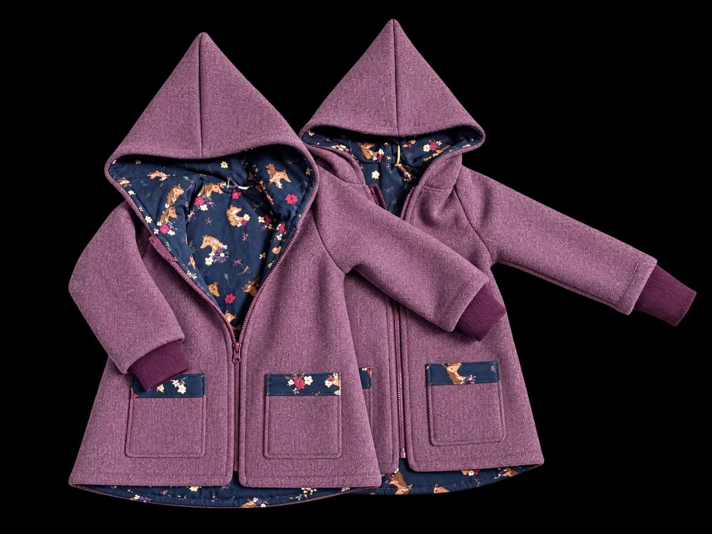Zwillings-Set: zwei Walkjacken in Altrosa mit Kapuze und dunklem Reh- und Blumenmuster im Innenfutter