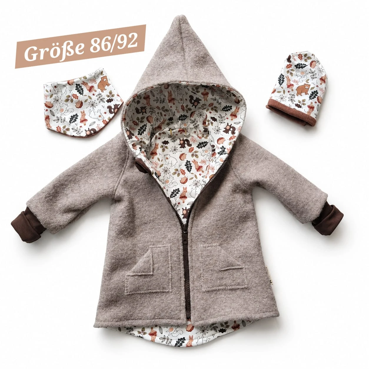 Walkjacke in Taupe mit Kapuze, Waldtiermuster im Innenfutter, passender Mütze und Halstuch, Größe 86 bis 92